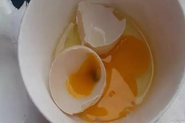 毛蛋里边的白色肿块能吃吗 毛蛋哪些人不能吃